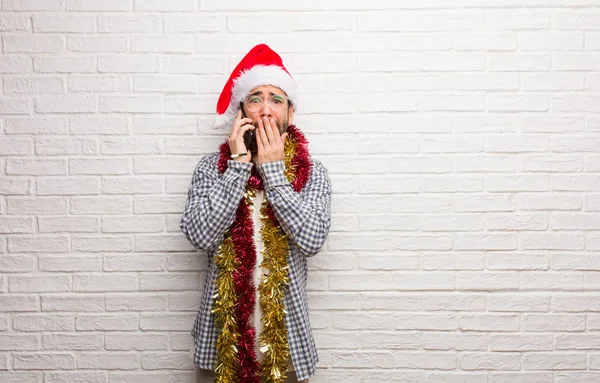 Joven Sentado Con Regalos Celebrando Navidad Muy Asustado Asustado Escondido — Foto de Stock