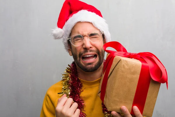 Fiatal Férfi Ült Ünneplő Karácsony Nagyon Megijedt Félt Ajándékokkal — Stock Fotó