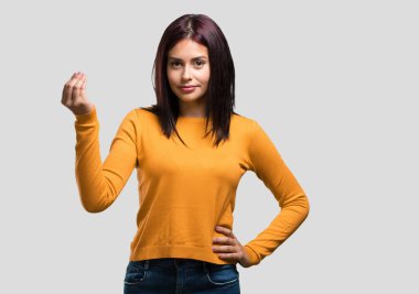 Genç güzel kadın bir tipik İtalyan jest, gülümseyen ve dümdüz bakarak, sembol veya el, çok doğal bir ifadeyle yapıyor