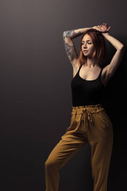 Stüdyo çekim güzel kızıl saçlı kız  