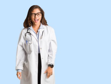 Tam vücut genç kadın kırpışan, komik, samimi ve kaygısız jest doktor