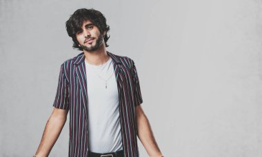 Şüphe ve omuzlar, kararsızlık ve güvensizlik, hakkında bir şey belirsiz kavram shrugging genç yakışıklı adam