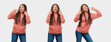 Küme veya fitness genç siyah kadın gülümsüyor, işaretleme ağız, mükemmel dişler, beyaz dişler, kavramı çok neşeli ve neşeli bir tutum vardır