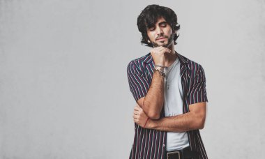 Düşünme ve bakılması, hakkında bir fikir, karışık yakışıklı delikanlı bir çözüm bulmaya çalışıyorum