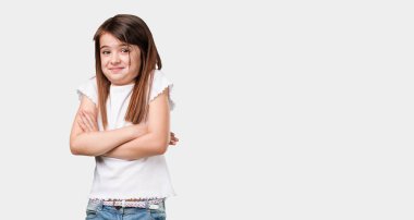 Tam vücut kavramı kararsızlık ve güvensizlik, hakkında bir şey belirsiz şüphe ve shrugging küçük kız omuzlar,