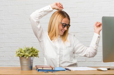 Dans ve having fun, müzik görevleri yapıyor masasına oturan genç öğrenci portresi taşıma, bağırarak ve mutluluk, Özgürlük kavramı ifade