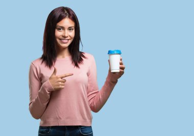 Genç güzel bir kahve git, yiyecek, İçecek, enerji, konsantrasyon ve zor iş kavramı götürün tutan kadın neşeli ve hayati,