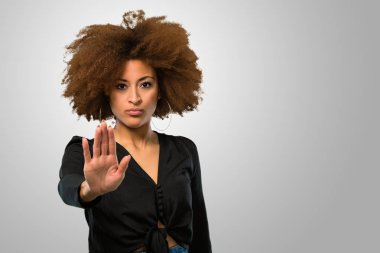 Afro kadının bir Dur sembolü yapması