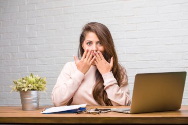 Onun masasında oturan genç öğrenci latin kadın portresi şaşırttı ve şok, kazanmak kavramı geniş gözlü, heyecanlı bir teklif veya yeni bir iş arıyorum