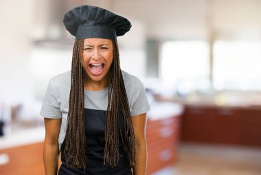 Bir genç siyah baker kadın ifade delilik ve zihinsel istikrarsızlık, kızgın, çığlığı portresi açık ağız ve gözleri yarı açık, delilik kavramı