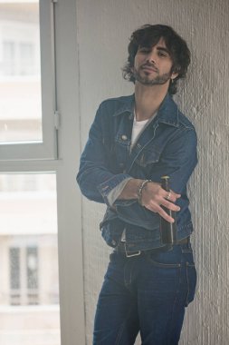 Genç yakışıklı adam neşeli ve kendine güvenen bira şişesi holding