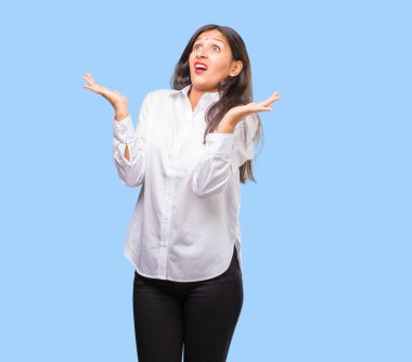 Kontrolden çıktı, komik deli ifade özgürlüğü ve vahşi bir genç Hintli kadın çığlığı çılgın ve umutsuz, portresi