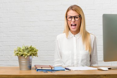 Kızgın, çığlık görevleri yapmak onun masanın üzerinde delilik ve zihinsel istikrarsızlık, ifadesi oturan genç öğrenci portresi açık ağız ve gözleri yarı açık, delilik kavramı