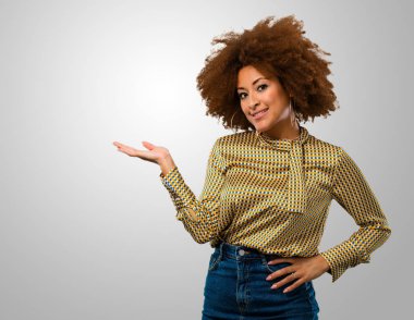 Bir şey tutan Afro kadın