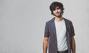 Genç yakışıklı adam neşeli ve kocaman bir gülümseme, kendine güvenen, dostu ile ve samimi, ifade pozitifliği ve başarı