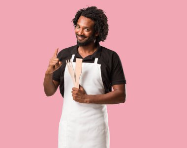 Yakışıklı Afro-Amerikan baker gösterilen bir numaralı simgesi sayma, matematik, kendinden emin ve neşeli kavramı