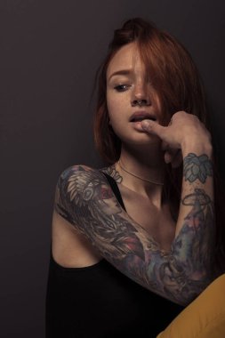 Stüdyo çekim güzel kızıl saçlı kız  