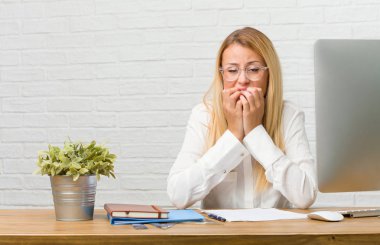 Çivi, gergin ve çok endişeli ve gelecek için korkmuş ısırma görevleri yapmak masasına oturan genç öğrenci portresi panik ve stres hissediyor