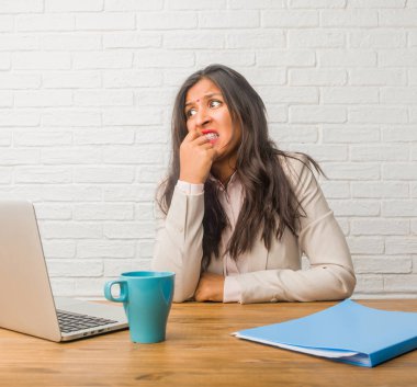 Office ısırma, Genç Hintli kadın çivi, gergin ve çok endişeli ve gelecek için korkmuş hissediyor panik ve stres