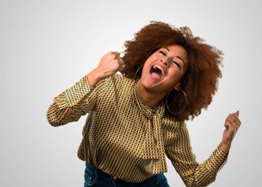 Afro kadın kutluyor mutlu ve neşeli