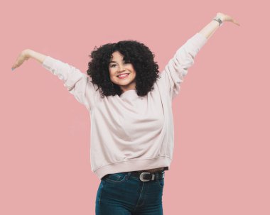 Genç kadının kazanan bir jest yapması