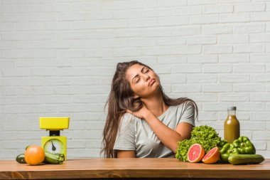 Diyet kavramı. Sırt ağrısı nedeniyle iş stresi, yorgun ve zeki olan sağlıklı bir genç latin kadın portresi