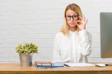 Bir sırrı saklamak veya soran sessizlik, ciddi bir yüz, itaat kavramı için görevleri yapmak masasına oturan genç öğrenci portresi