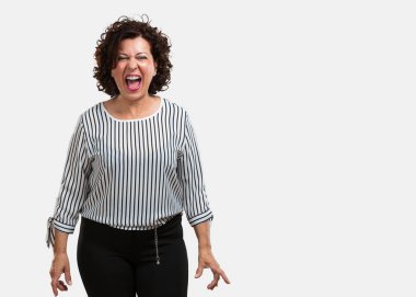 Orta yaşlı kadın ifade delilik kızgın, çığlığı ve zihinsel istikrarsızlık, açık ağız ve yarı açıldı gözleri, delilik kavramı