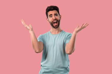 Genç adam deli ve bağırarak