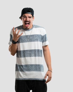 Genç rapçi adam çok korkmuş ve korkuyor, bir şey, acı çığlıkları ve açık göz, çaresizlere delilik kavramını