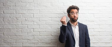 Tipik İtalyan jest, gülümseyen ve düz ileriye baktığımızda, simge veya el, çok doğal bir ifadeyle yapan genç dostu iş erkek