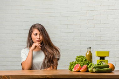 Diyet kavramı. Düşünme ve bakılması, hakkında bir fikir, karışık sağlıklı genç bir latin kadın portresi bir çözüm bulmaya çalışıyorum