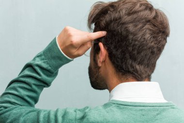 Geri gösterilen, poz ve bekleyen, geriye dönüp baktığımda yakışıklı genç girişimci adam yüz portre