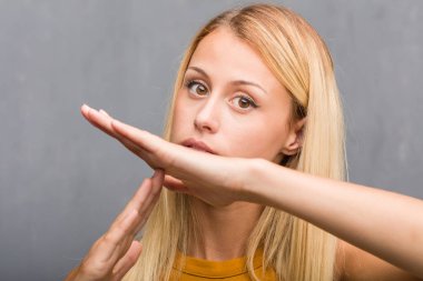 Yüz portre, portre sarışın kadın yorgun ve bıkkın, bir zaman aşımı jest yapma doğal bir genç bir iş stresi nedeniyle, zaman kavramı son verilmeli