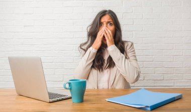 Çok korkmuş ve korkuyor, bir şey, acı çığlıkları ve açık göz, çaresizlere delilik kavramını ofisinde genç Hintli kadın