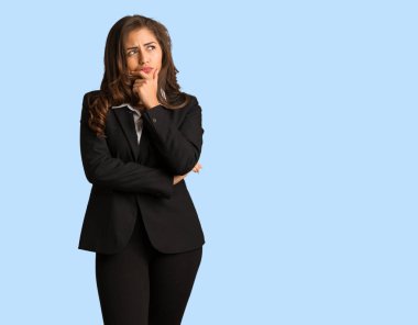 Tam vücut genç busines kadın hakkında bir fikir düşünüyorum