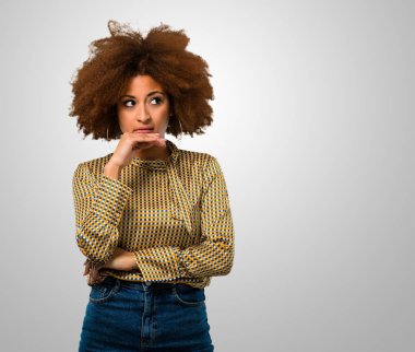 şüpheleri dalgın afro kadın