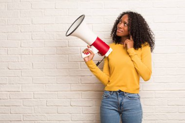 Genç bir fikir ya da bir şey hakkında endişeli şüphen ve karıştı, kadın siyah