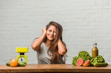 Diyet kavramı. Eller, kızgın ve bazı ses işitme yorgun kulaklarıyla kapsayan bir sağlıklı genç latin kadın portresi