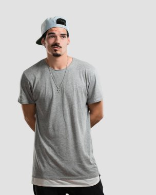 Genç rapçi adam şüphe ve karışık, düşünme, bir fikir ya da bir şey hakkında endişeli