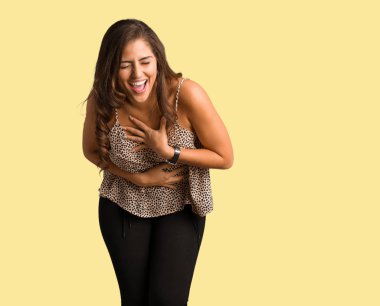 Tam vücut genç gülen ve having fun boyutu kadın curvy