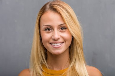 Yüz closeup, kollarını, gülümseyen ve mutlu crossing, kendinden emin ve dostu doğal genç sarışın bir kadın portresi