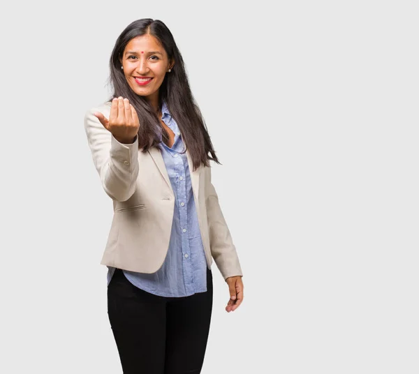 若いビジネス インド女性が来て 自信を持って 手でジェスチャーを作る笑顔に招待されて前向きでフレンドリー — ストック写真