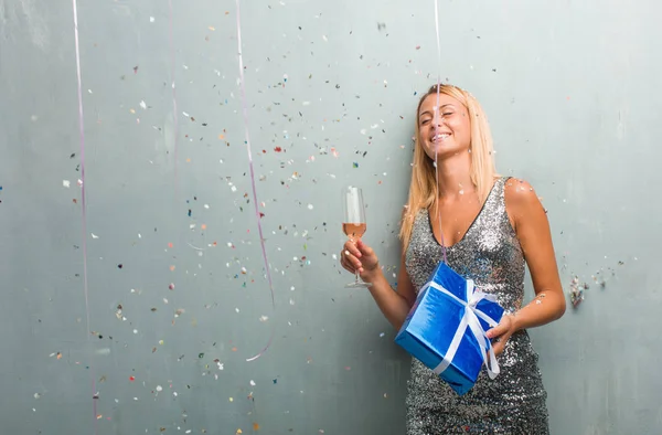 Porträtt Eleganta Unga Blonda Kvinnan Dricker Champagne Och Hålla Gåva — Stockfoto