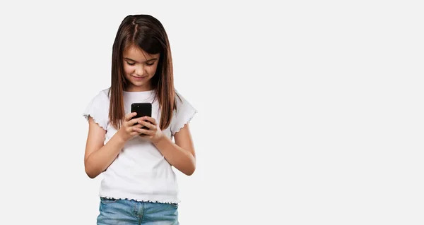 Pełne Ciało Dziewczynka Szczęśliwy Zrelaksowany Dotykając Telefonu Korzystanie Internetu Sieci — Zdjęcie stockowe