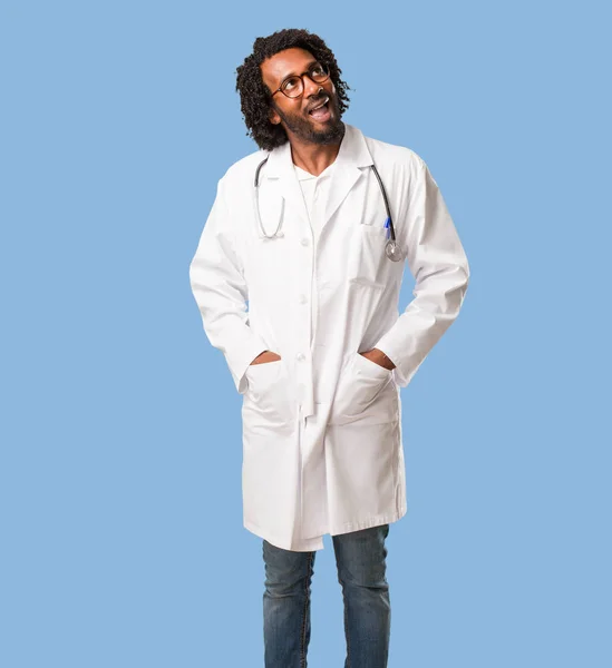 Bonito Médico Afro Americano Olhando Para Cima Pensando Algo Divertido — Fotografia de Stock