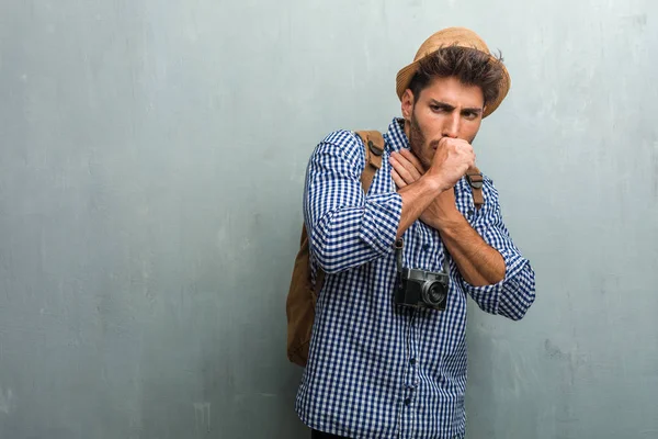 Jonge Knappe Reiziger Man Dragen Van Een Hoed Van Stro — Stockfoto