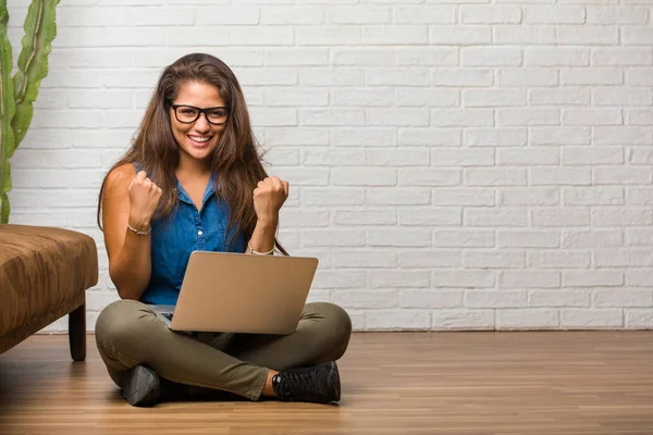 Portret Van Een Jonge Latijnse Vrouw Die Heel Blij Opgewonden — Stockfoto