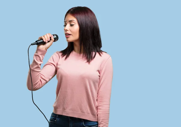 Joven Bonita Mujer Feliz Motivada Cantando Una Canción Con Micrófono — Foto de Stock