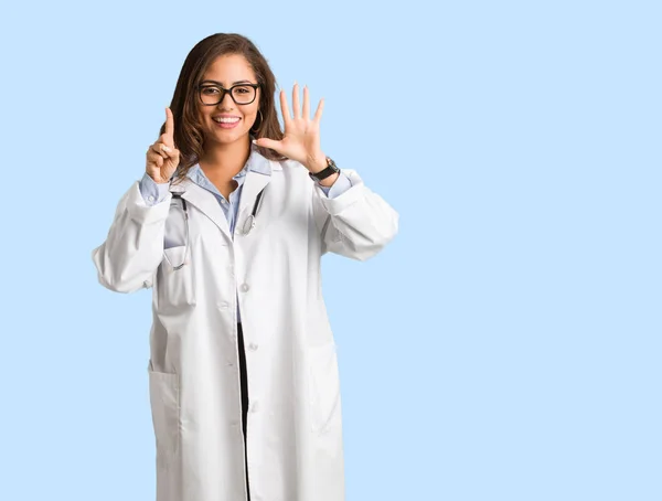 Tam Vücut Genç Doktor Kadın Gösteren Altı Numara — Stok fotoğraf